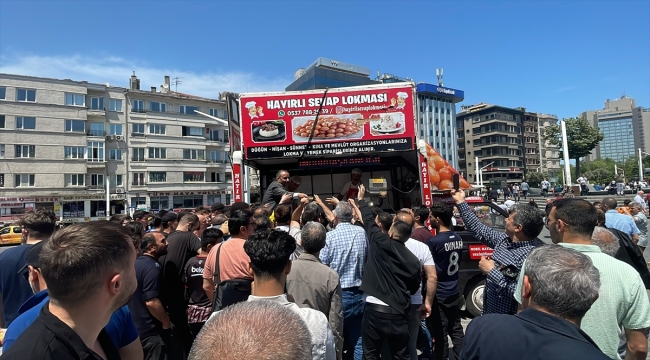 Cumhurbaşkanı Erdoğan'ın yeniden seçilmesi onuruna Taksim Meydanı'nda hayır lokması dağıtıldı