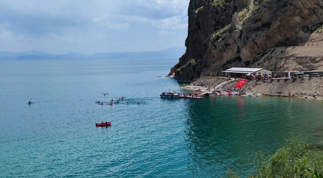 Dalgıçlar, Van Gölü'nün derinliklerinde temizlik yaptı