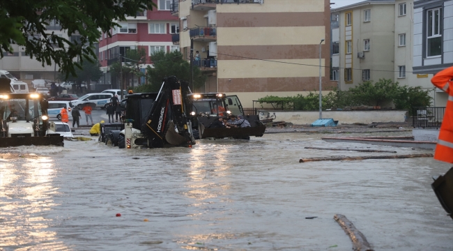 Denizli'de etkili olan sağanakta bazı ev ve iş yerlerini su bastı