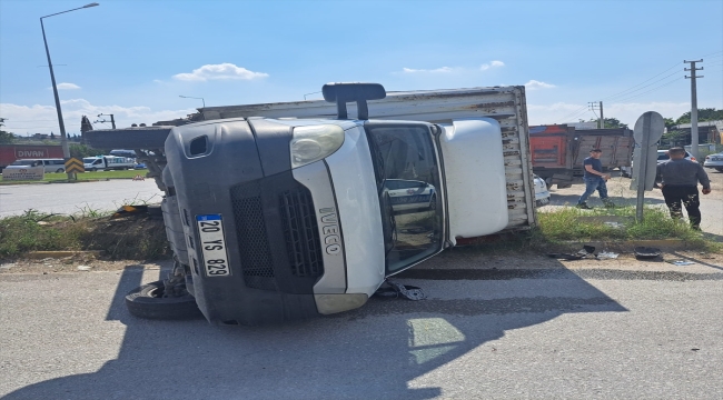 Denizli'de kamyonetin otomobilin üzerine devrildiği kaza güvenlik kamerasında