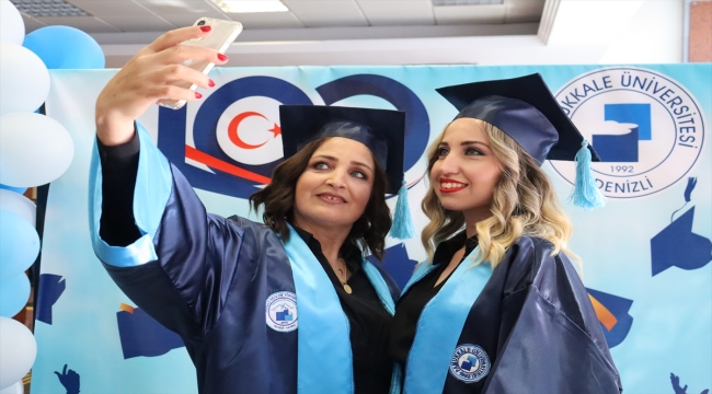 Denizli'de yüksekokulu birlikte okuyan anne kız diplomalarını aldı