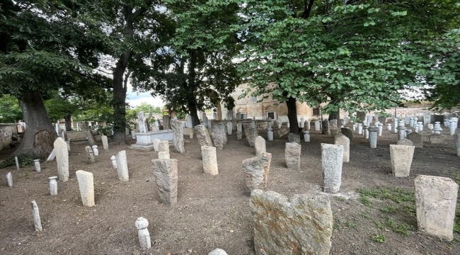 Edirne'deki Gazi Mihal Camisi haziresinde bulunan mezar taşları aslına uygun onarıldı