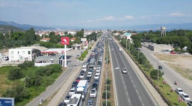 Edremit Körfezi'ndeki yollarda bayram tatili yoğunluğu