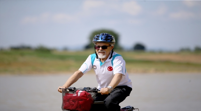 Emekli öğretmen 69 yıldır pedal çevirerek zinde kalıyor