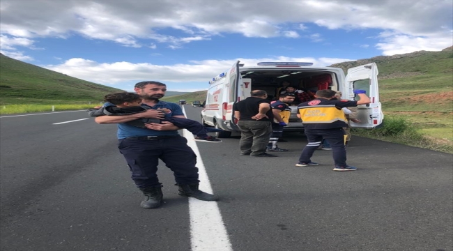 Erzurum'da dere yatağına devrilen hafif ticari araçtaki 6'sı çocuk 9 kişi yaralandı