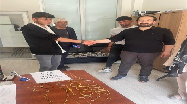 Erzurum'da gençlerin bulduğu 500 bin liralık altın polisle sahibine verildi