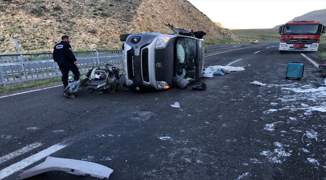 Erzurum'da hafif ticari aracın bariyerlere çarptığı kazada 1 kişi öldü, 2 kişi yaralandı