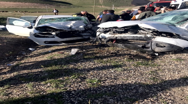 Erzurum'da iki otomobilin çarpıştığı kazada 5 kişi ağır yaralandı