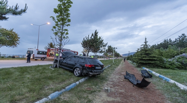 Erzurum'da refüjdeki ağaçları devirerek karşı yola geçen aracın sürücüsü yaralandı