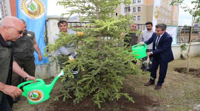 Erzurum'da sağlıkçılar fidanları toprakla buluşturdu