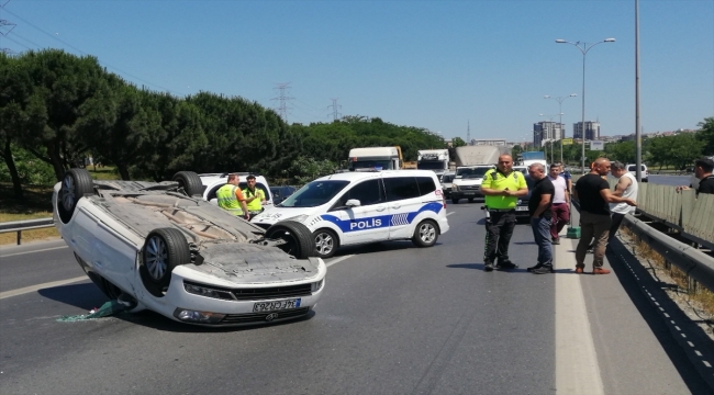 Esenler'de takla atan otomobildeki sürücü yaralandı