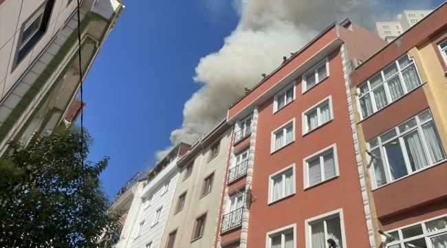 Esenyurt'ta 2 binanın çatı katında çıkan yangın hasara yol açtı