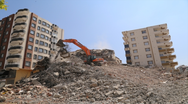 Gaziantep'te ağır hasarlı yapıların yıkımı sürüyor