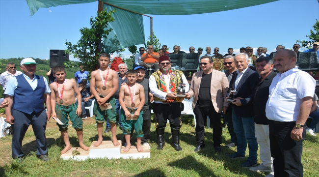 Geleneksel Beyören Köyü Karakucak Bayram Güreşleri'nde Kazım Şan başpehlivan oldu