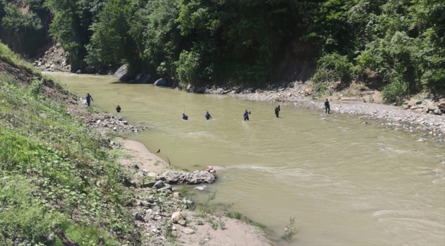 Giresun'da ahşap kulübesi heyelan altında kalan kişiyi arama çalışmaları devam ediyor