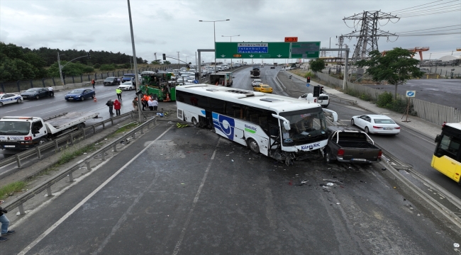 Arnavutköy'de karşı şeride geçen otobüs çok sayıda araca çarptı