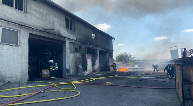 Bursa'da boya kimyasalları fabrikasında çıkan yangın kontrol altına alındı