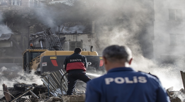 Erzurum'un Pazaryolu ilçesinde 12 ev yandı