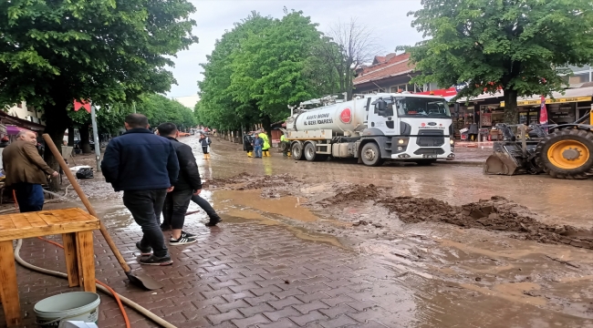 Kastamonu'da etkili olan sağanakta bazı ev ve iş yerlerini su bastı