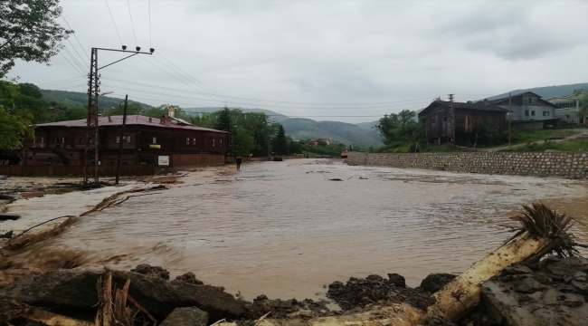 Kastamonu'nun Pınarbaşı ilçesinde sağanak su baskınlarına neden oldu