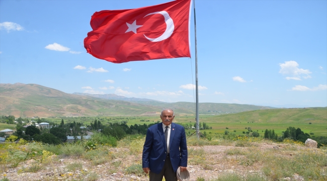 Hakkari'de evinin yanındaki tepeye diktiği direkte 39 yıldır Türk bayrağını dalgalandırıyor