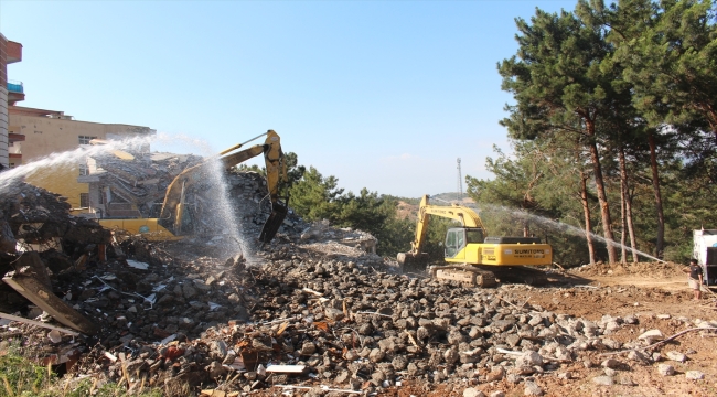 Hatay Belen'de ağır hasarlı binaların yıkımına başlandı