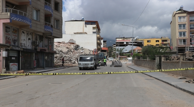 Hatay'da ağır hasarlı 4 katlı bina çöktü