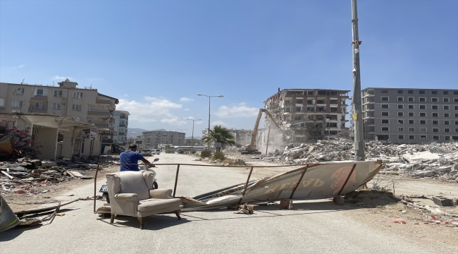 Hatay'da ağır hasarlı binaların yıkımı sürüyor