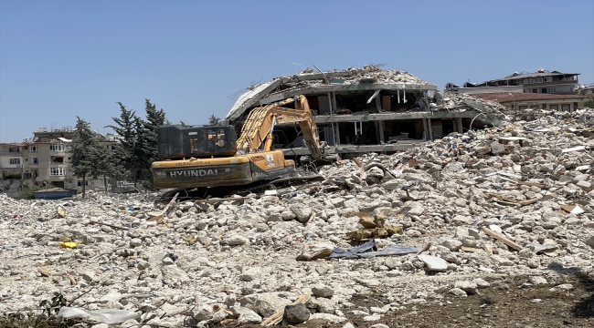 Hatay'da ağır hasarlı binaların yıkımına devam ediliyor