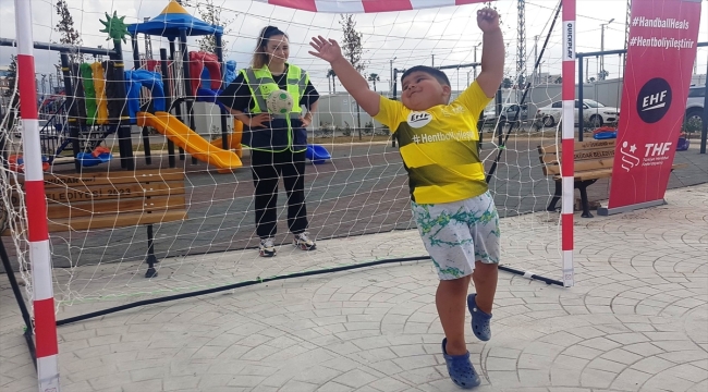 "Hentbol iyileştirir" projesi kapsamında gönüllüler depremzedelerle buluştu