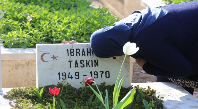 Hiç görmediği babasının kabrinin Konya Şehitliği'nde olduğunu öğrenen kadından hüzünlü ziyaret