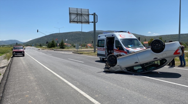 Isparta'da otomobilin takla attığı kazada 3 kişi yaralandı