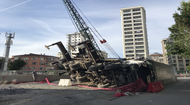 İstanbul'da metro hattı şantiyesinde vinç devrildi, operatör yaralandı 