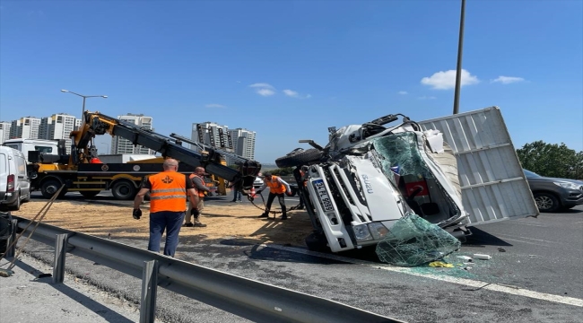 İstanbul'da minibüse çarpıp devrilen kamyonun sürücüsü yaralandı