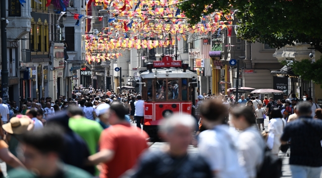 İstanbullular ve turistler boş kalan kentte gezmenin tadını çıkardı