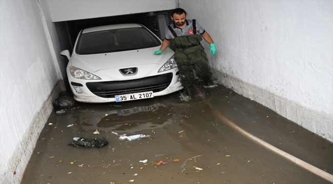 İzmir'de sağanak hayatı olumsuz etkiledi