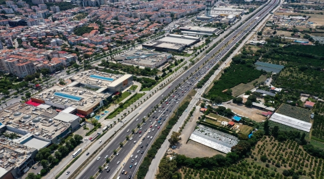 İzmir'de tatil beldelerine giden yollarda uzun araç kuyrukları oluştu