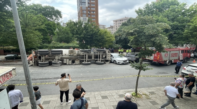 Kadıköy'de park halindeki araçların üzerine devrilen beton mikserinin sürücüsü yaralandı