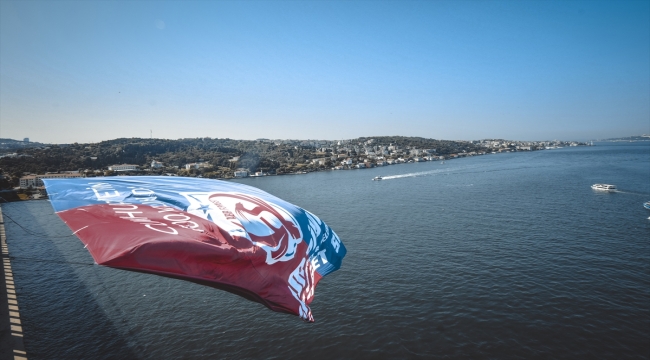 Kadın Futbol Süper Ligi şampiyon ABB FOMGET'in bayrağı Boğaz'daki köprülere asıldı 