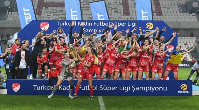 Kadın Futbol Süper Ligi şampiyonu Ankara Büyükşehir Belediyesi FOMGET kupasını aldı