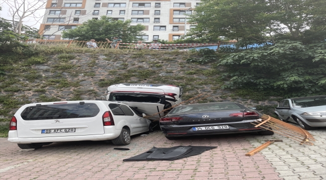 Kağıthane'de korkulukları aşarak alt yola düşen otomobildeki iki kişi yaralandı