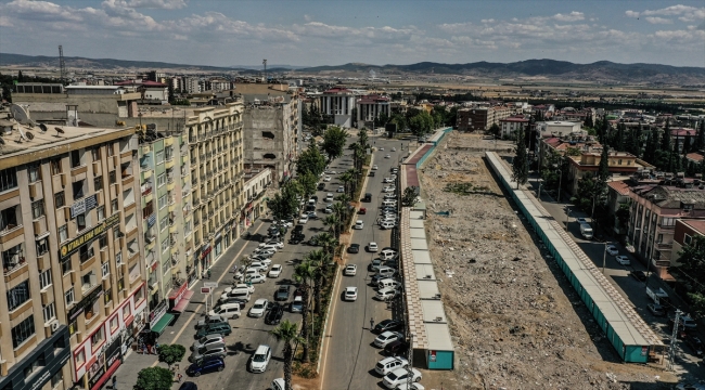 Kahramanmaraş'taki konteyner çarşı, kuruyemişçinin enkazındaki ürünlerle yeşerdi