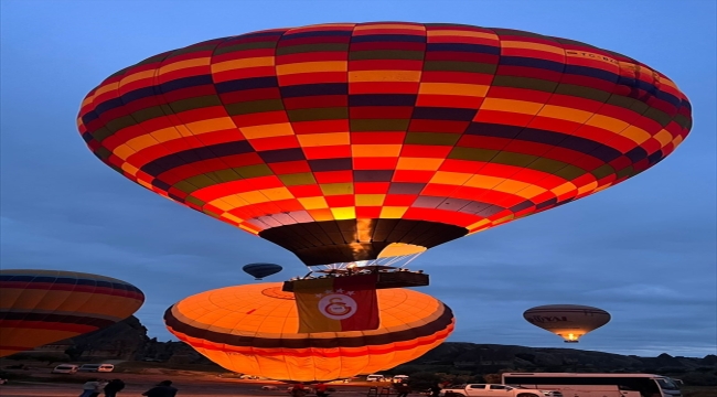 Kapadokya'da balonlar, Galatasaray'ın şampiyonluğu dolayısıyla sarı-kırmızı bayraklarla havalandı