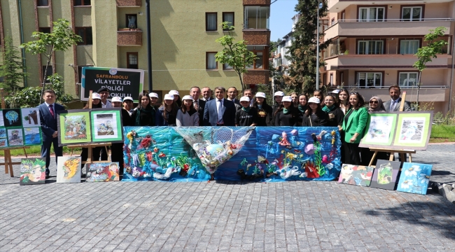 Karabük'te anaokulu öğrencileri atık malzemelerden yapılan kıyafetlerle podyuma çıktı