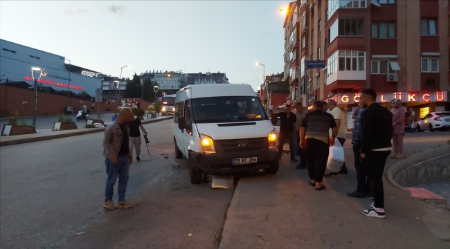 Karabük'te minibüsün refüjdeki reklam panosuna çarpması güvenlik kamerasında