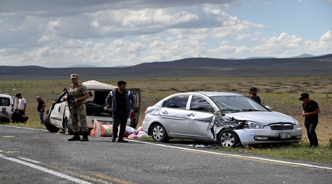 Kars'ta iki otomobilin çarpıştığı kazada 3'ü çocuk 12 kişi yaralandı