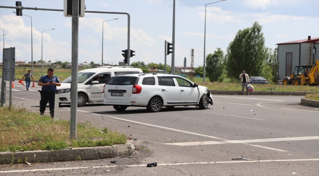 Kars'ta iki otomobilin çarpıştığı kazada 5 kişi yaralandı 