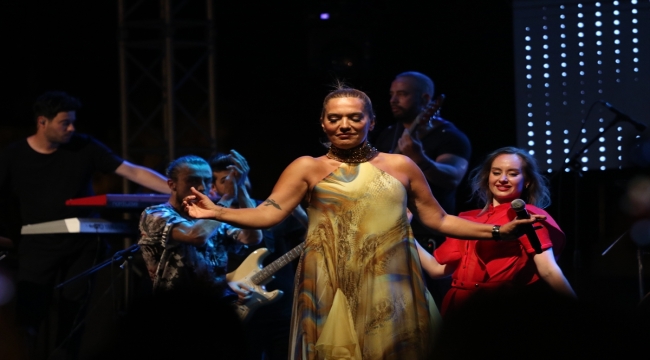 Kaş'ta, şarkıcı Demet Akalın konser verdi