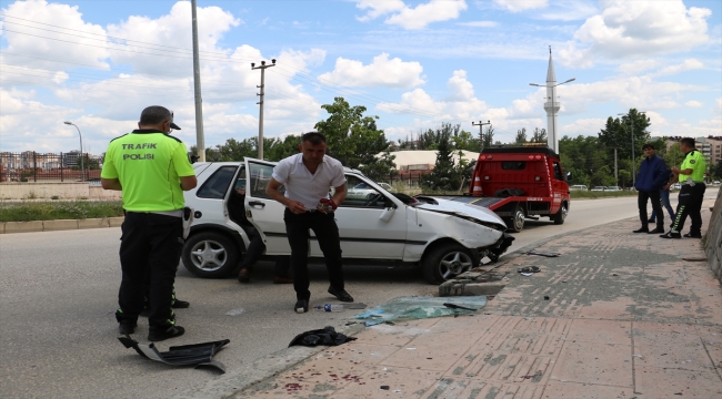 Kastamonu'da devrilen otomobildeki 2 kişi yaralandı