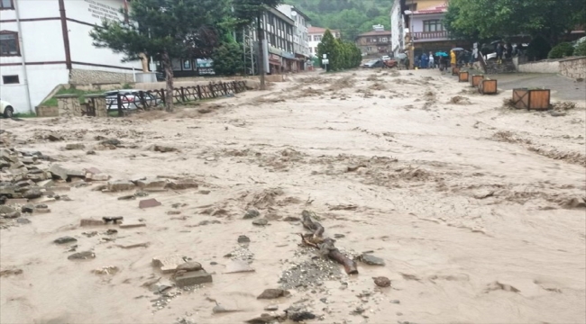 Kastamonu'da etkili olan sağanakta bazı ev ve iş yerlerini su bastı